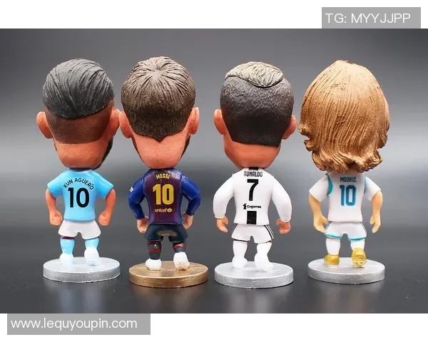 足球球星小模型：精致还原球员形象，收藏爱好者的必备之选